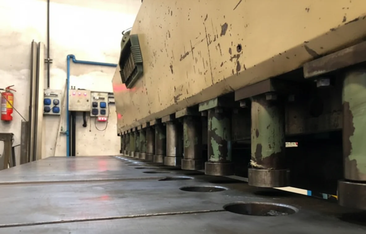 Corte con guillotina industrial